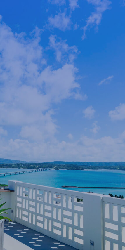 開放感のあるテラス。大きく広がる沖縄の海と奥には古宇利大橋が見える。