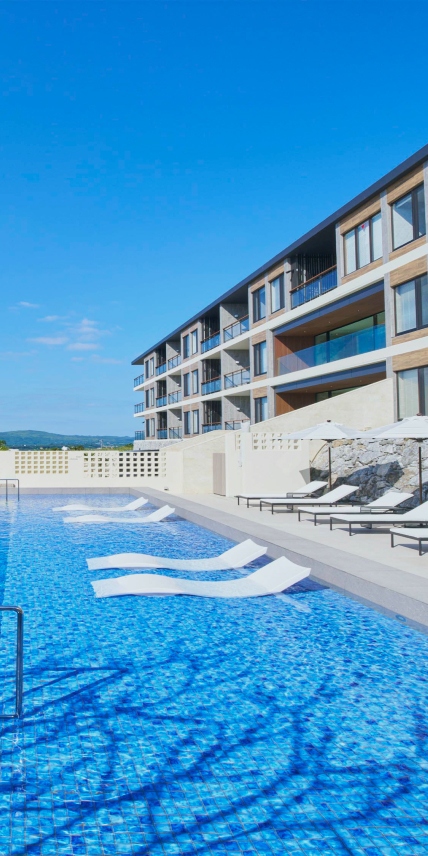 BATON SUITE 沖縄古宇利島のプール外観