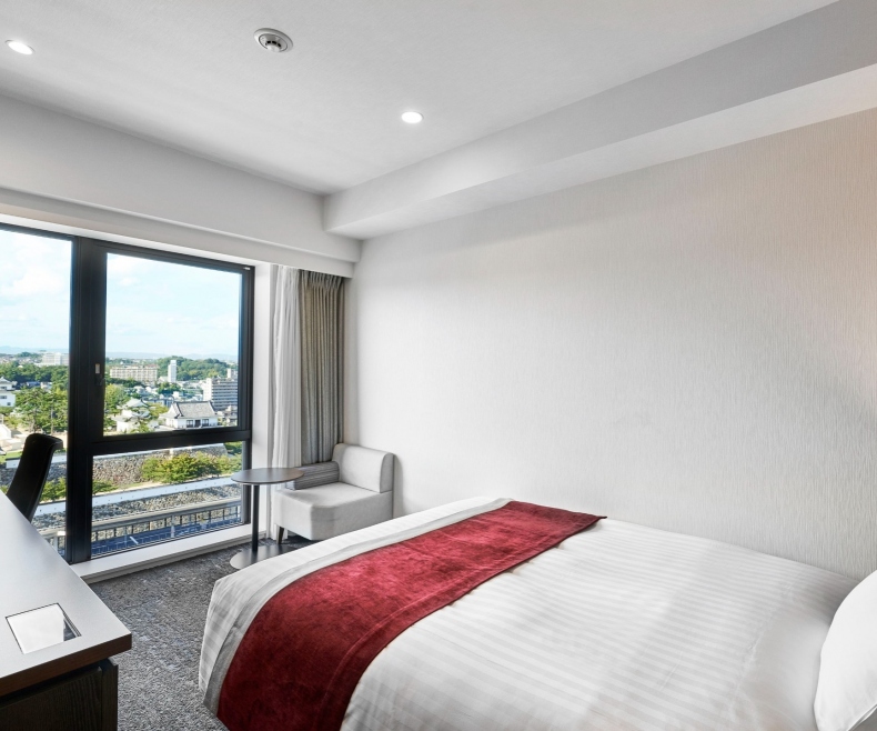 スーペリアダブル【北側・西側・東側】それぞれ景色は異なります。階数によりお城がご覧いただけない場合がございます。