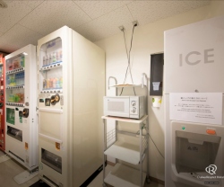 Vending machines, ice-making machine, and microwave oven