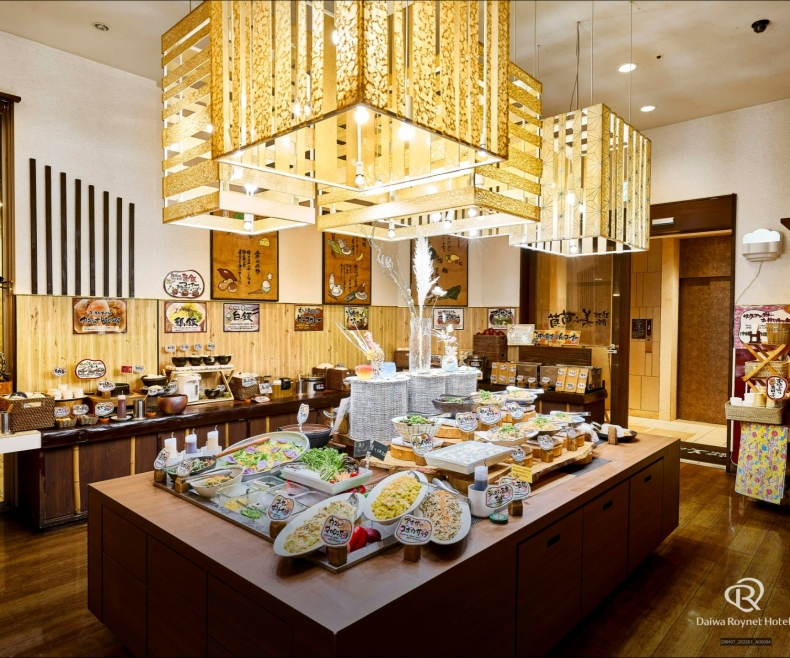 体にやさしいお料理が50種類以上並びます。