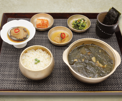 韓牛牛肉ワカメスープ（ミヨックク）定食