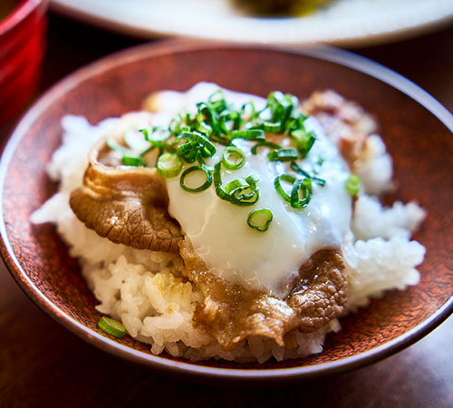 ライブキッチンで料理して提供するすき焼き丼の画像