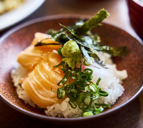 ライブキッチンで料理して提供する海鮮丼の画像