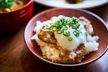 ライブキッチンで料理し出来たてを味わえるすき焼き丼