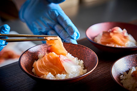 ライブキッチンで料理し出来たてを味わえる海鮮丼画像