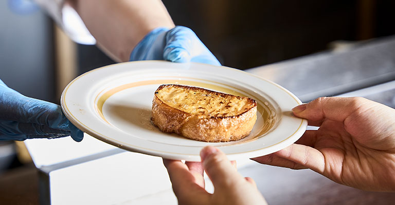 ライブキッチンで料理し出来たて味わえるクフレンチトースト