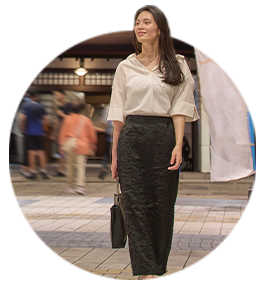 道後商店街を歩いている画像