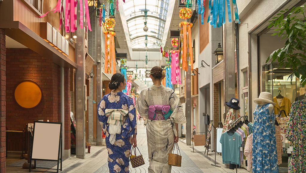 道後商店街を歩いているイメージ画像