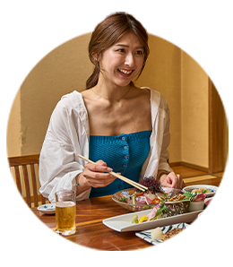 食事している画像