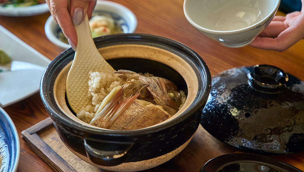 鯛めしを食事しているイメージ画像