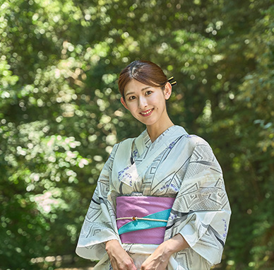 浴衣姿で歩いているイメージ画像
